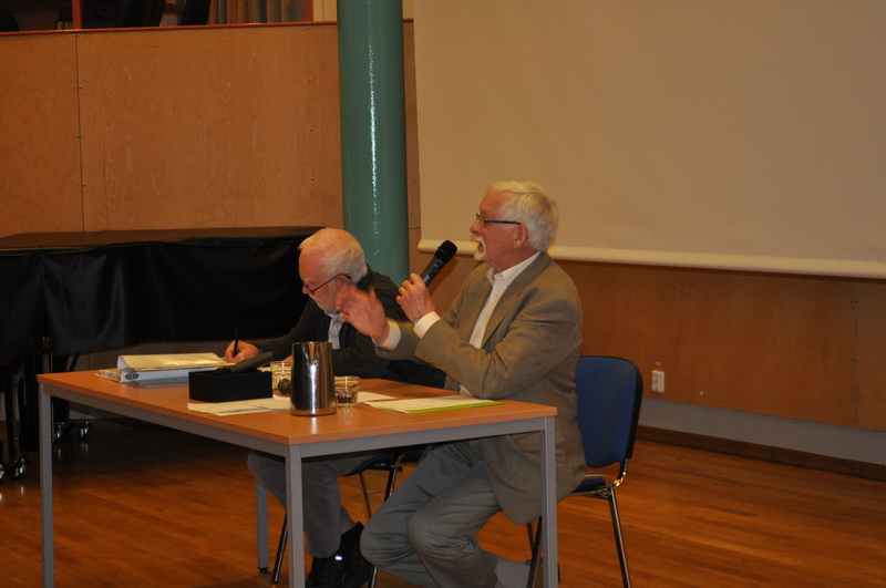 Åke och Gustav under årsmötesförhandlingarna resize